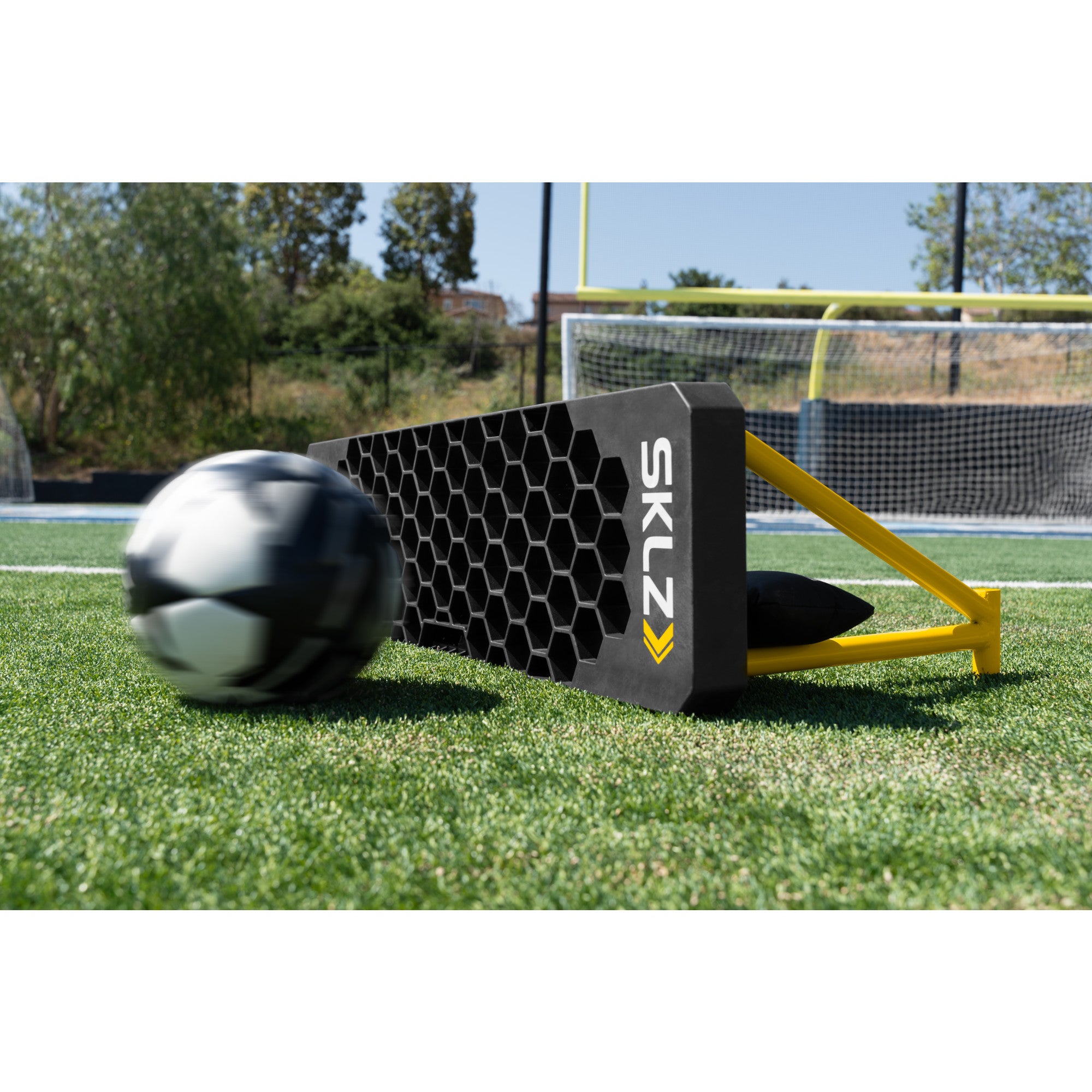 sklz-soccer-trainer-board-fu-ball-rebounder-board-f-r-flache-und-hohe-b-lle image 6